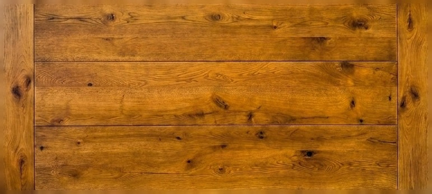 An Essenziale top in the Cortina stain, from above